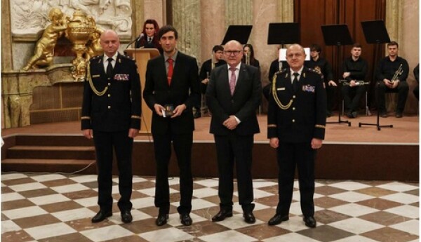 Ředitel Tomáš Zatloukal převzal medaili za dlouhodobou spolupráci od HZS Olomouckého kraje
