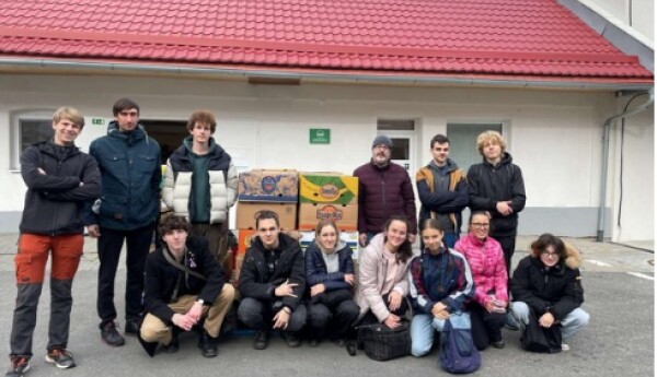 Studenti Církevního gymnázia Německého řádu třídili dary ze Sbírky potravin
